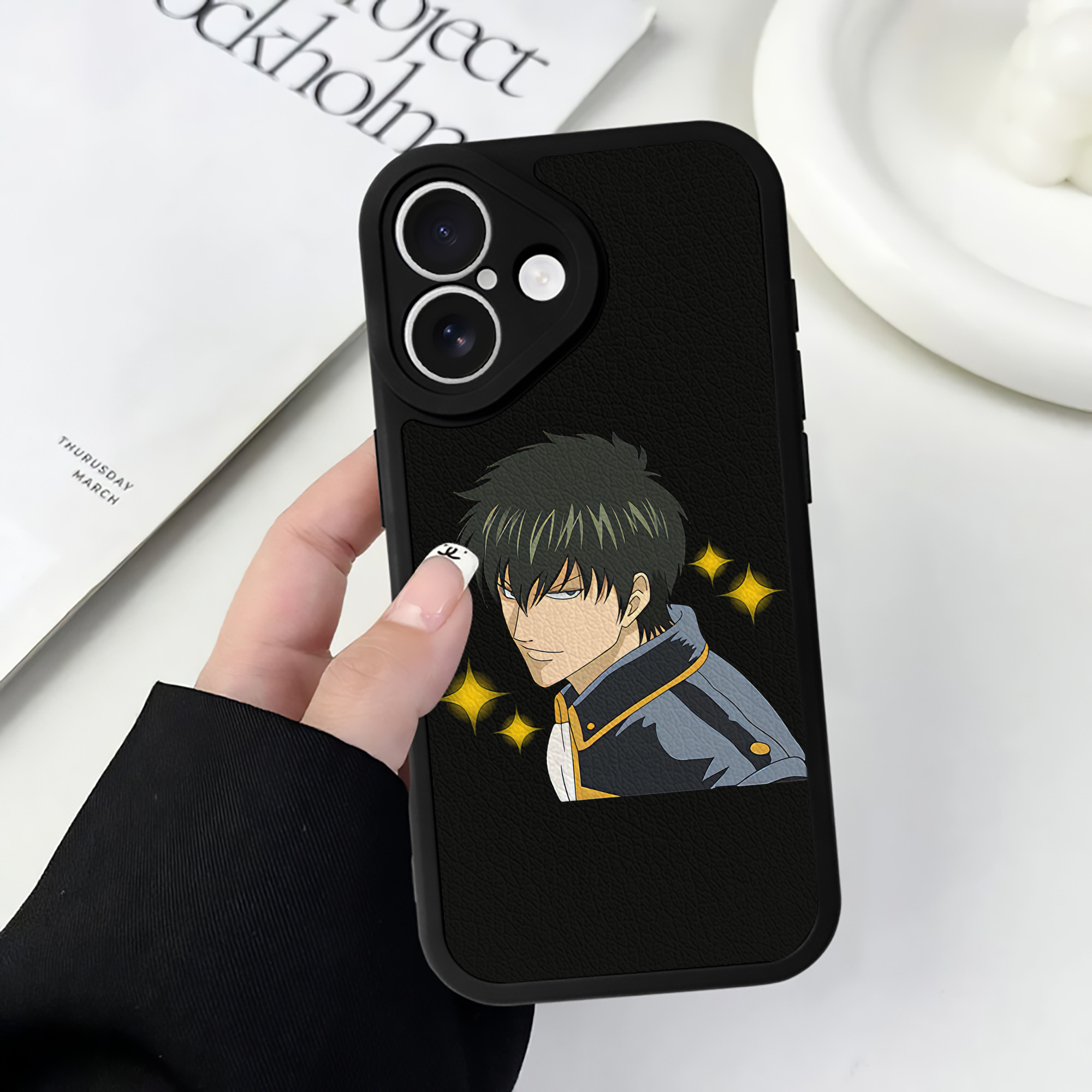 （画像用） ぎんたま 坂田銀時（さかたぎんとき） 神楽 志村新八（しむら しんぱち） GINTAMA Sakata Gintoki Kagura Shimura Shinpachi 【iPhone 16シリーズ対応】シリコンスマホケース（レザー調） 材質：シリコン
